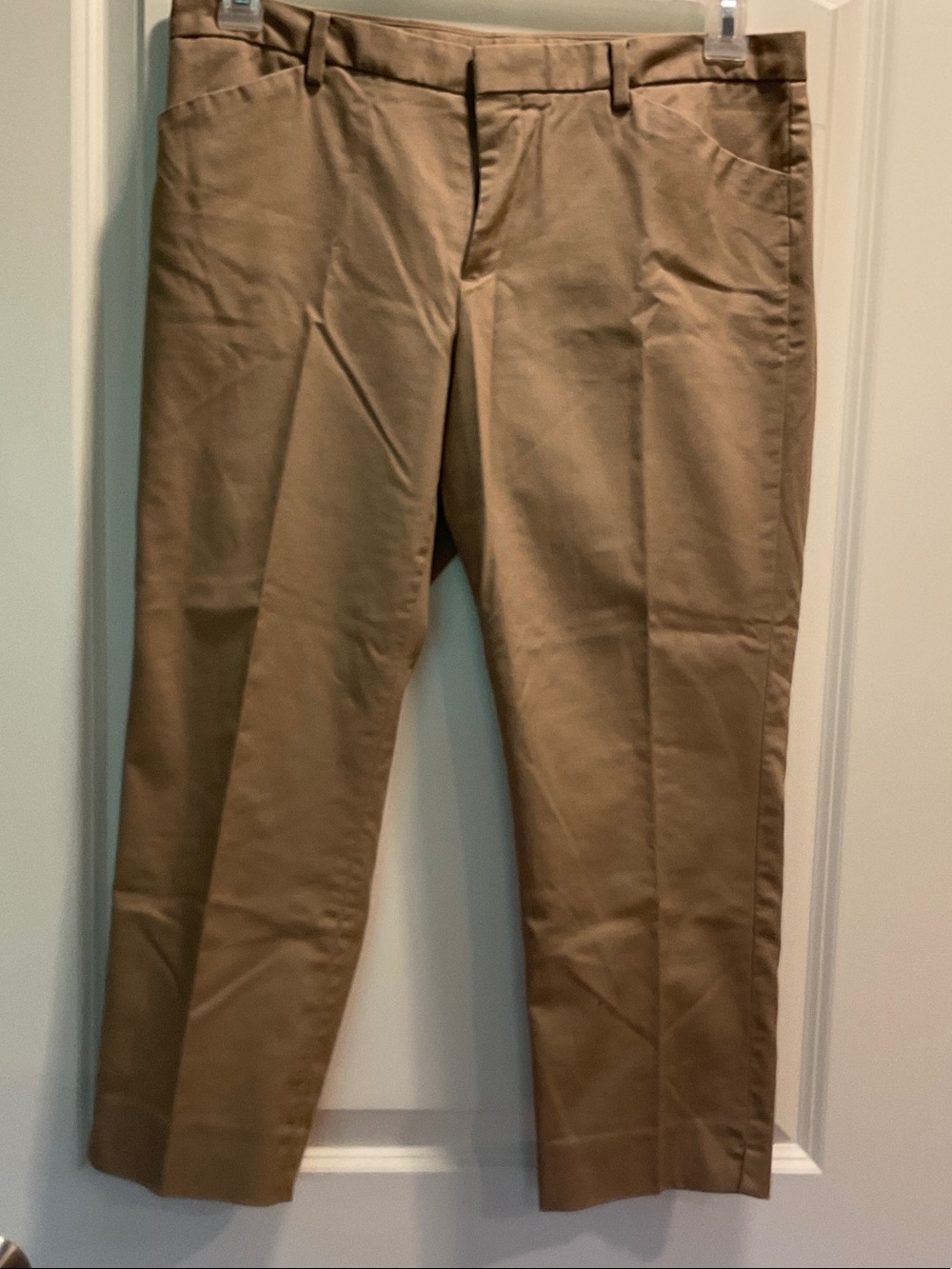 Uniqlo Women's straight leg, cropped pants in Khaki Tan